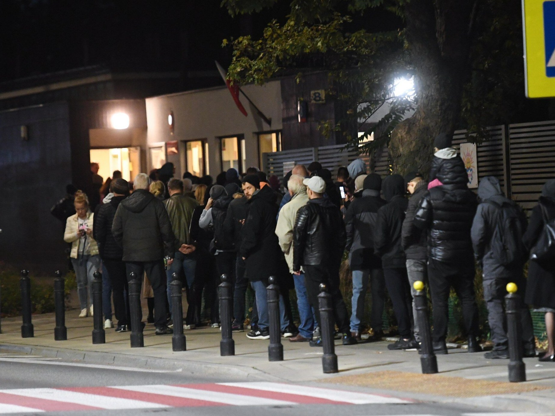 Kolejka oczekujących na oddanie głosu w siedzibie Okręgowej Komisji Wyborczej w Warszawie