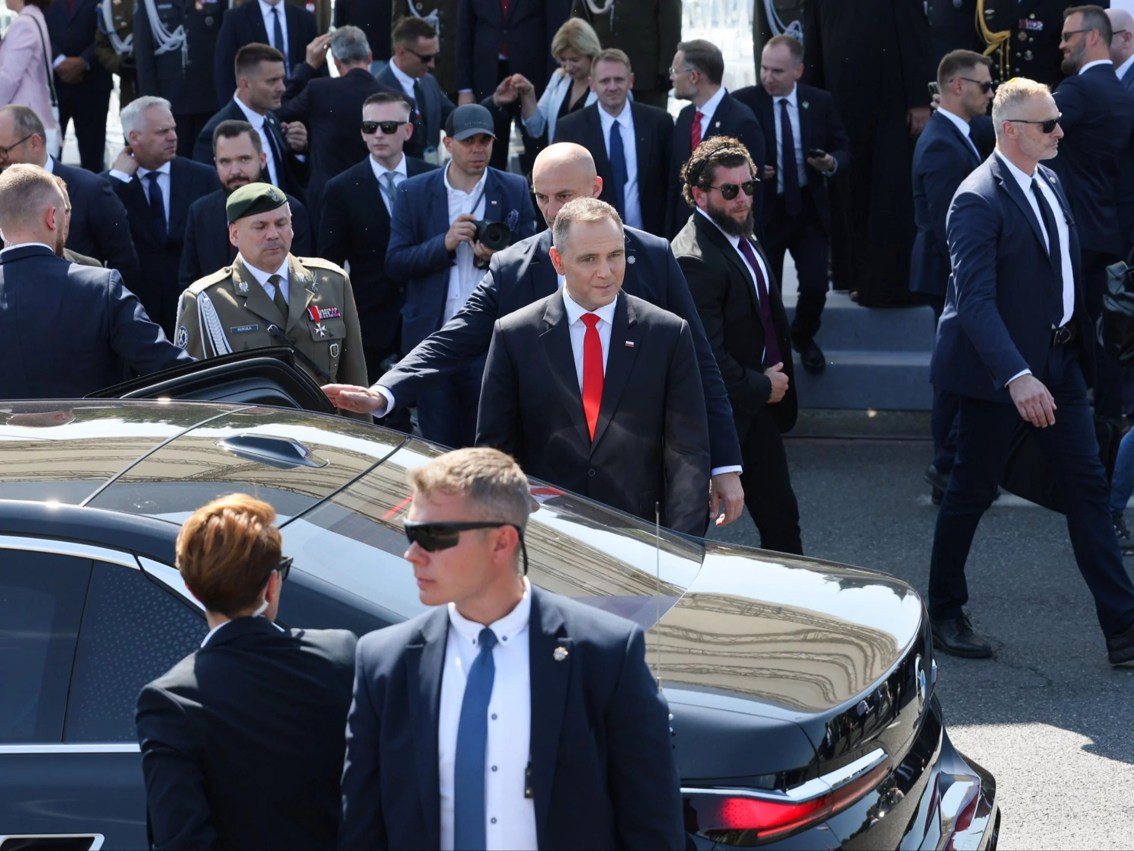 Kłótnia o limuzynę Nawrockiego. "Prezydent rowerem ma jeździć?"