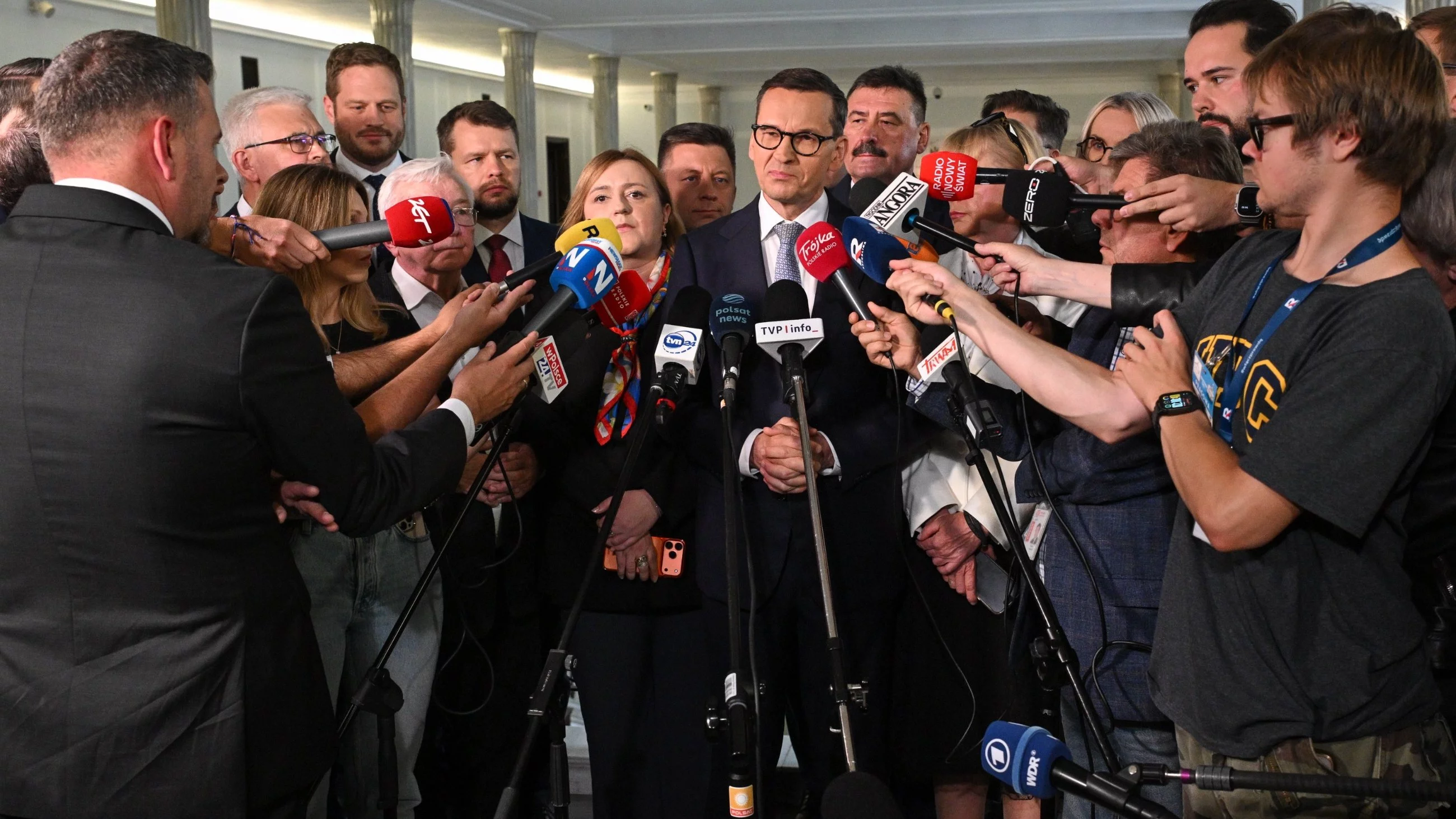 Były premier Mateusz Morawiecki wraz z grupą posłów