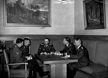 Spotkanie Heinricha Himmlera z podwładnymi:
od lewej Franz Josef Huber, Arthur Nebe, Himmler, Reinhard Heydrich, Heinrich Müller; listopad 1939 rok