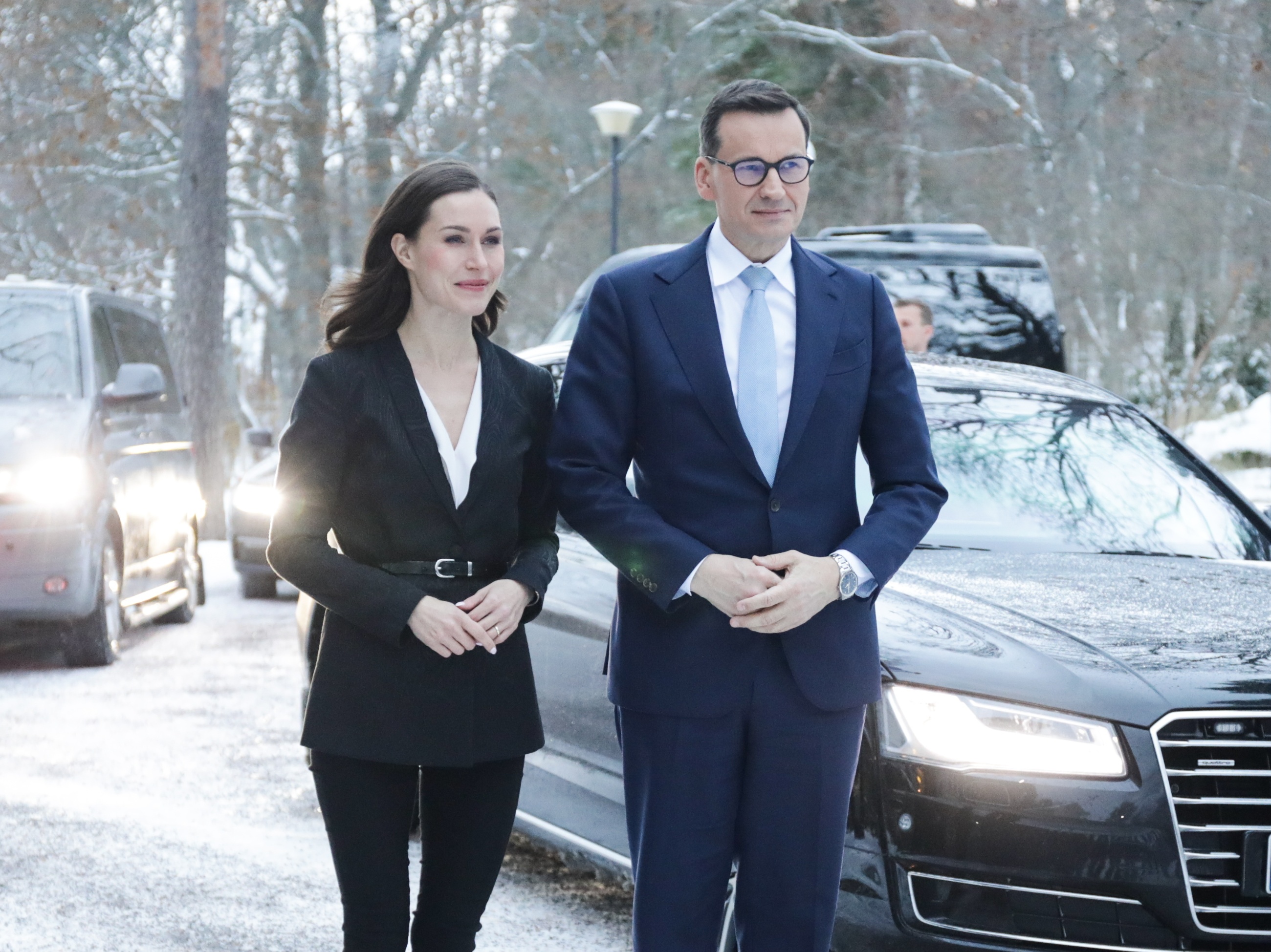 Premier Mateusz Morawiecki (P) i premier Finlandii Sanna Marin (L).