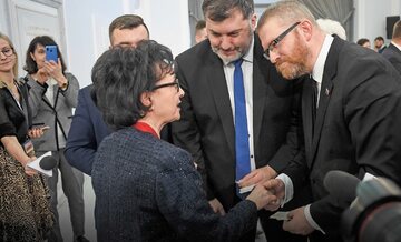 Spotkanie opłatkowe w Sejmie. Na zdjęciu marszałek Sejmu Elżbieta Witek (PiS) oraz posłowie Konfederacji – Artur Dziambor (w środku) i Grzegorz Braun