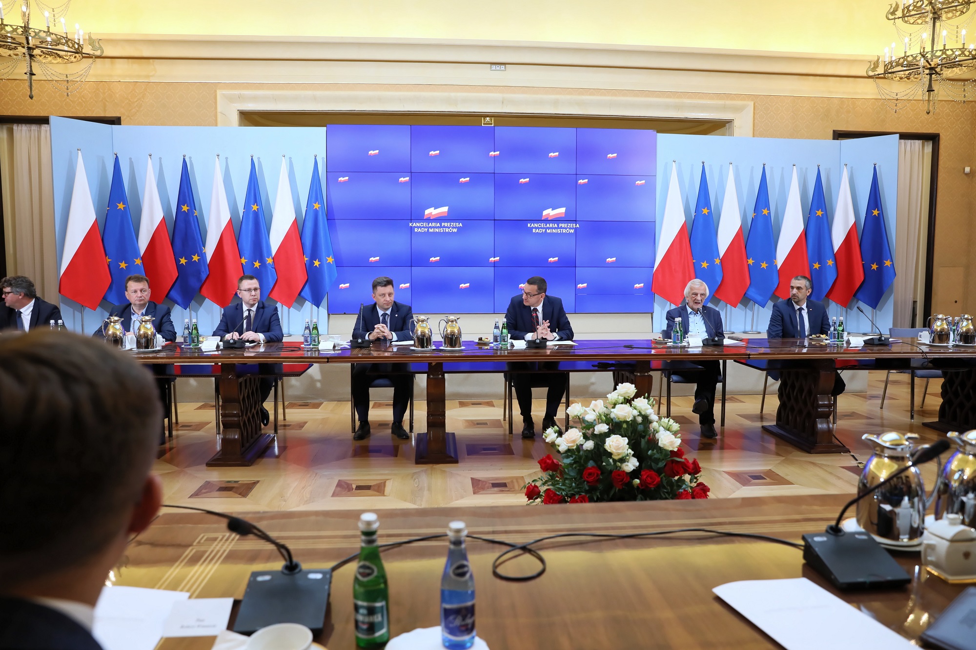 Spotkanie szefa rządu Mateusza Morawieckiego z przedstawicielami ugrupowań parlamentarnych dotyczy sytuacji na Białorusi. W rozmowach udział zadeklarowali przedstawiciele wszystkich klubów i kół.