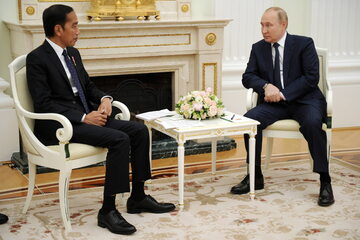 Spotkanie prezydenta Indonezji Joko Widodo z prezydentem Rosji Władimirem Putinem.