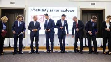 Spotkanie w Senacie, na którym podpisano porozumienie liderów części partii politycznych z ruchem samorządowym "Tak dla Polski"