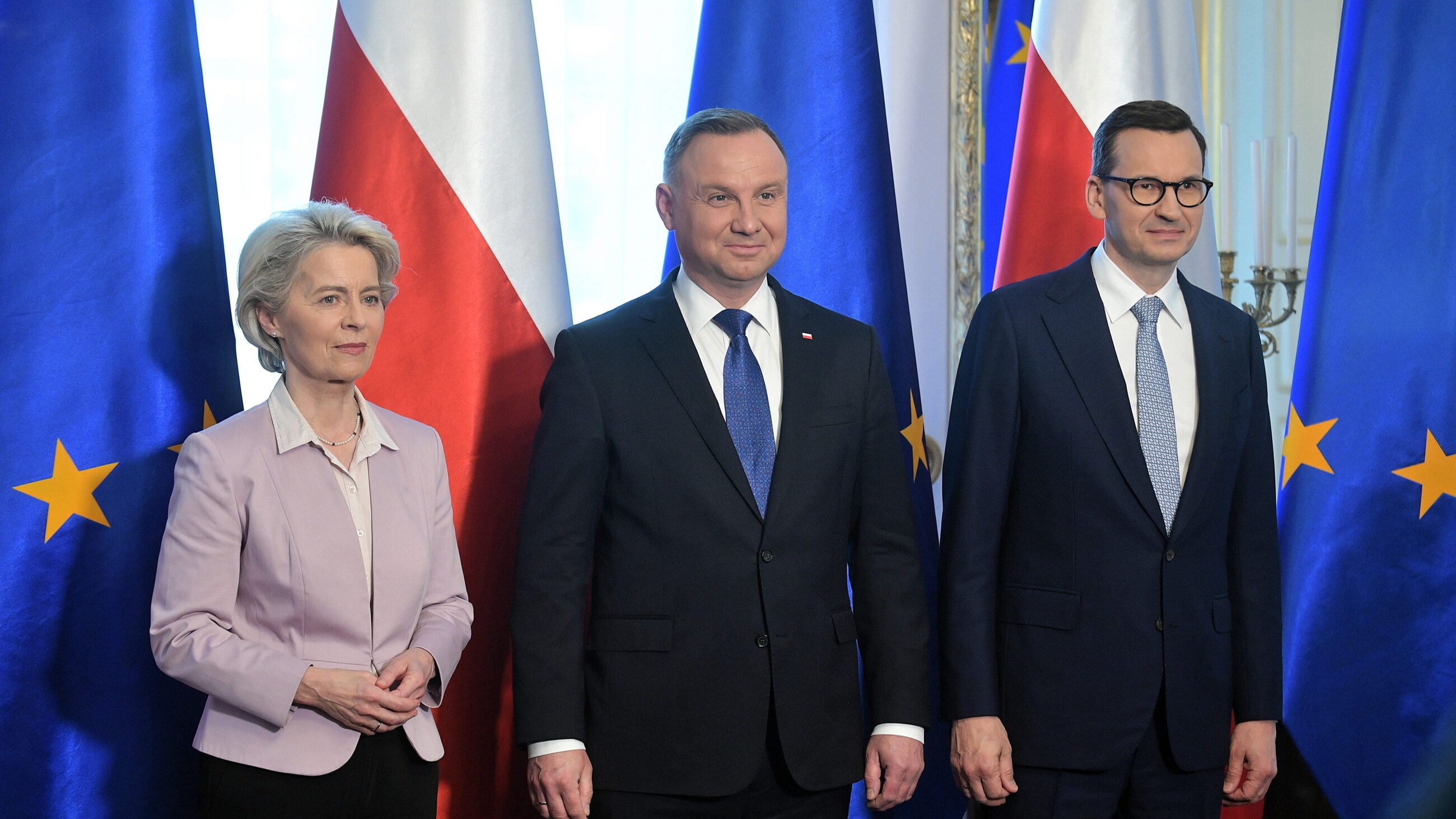 Przewodnicząca Komisji Europejskiej Ursula von der Leyen (L), prezydent RP Andrzej Duda (C) i premier RP Mateusz Morawiecki (P) podczas spotkania w Belwederze w Warszawie