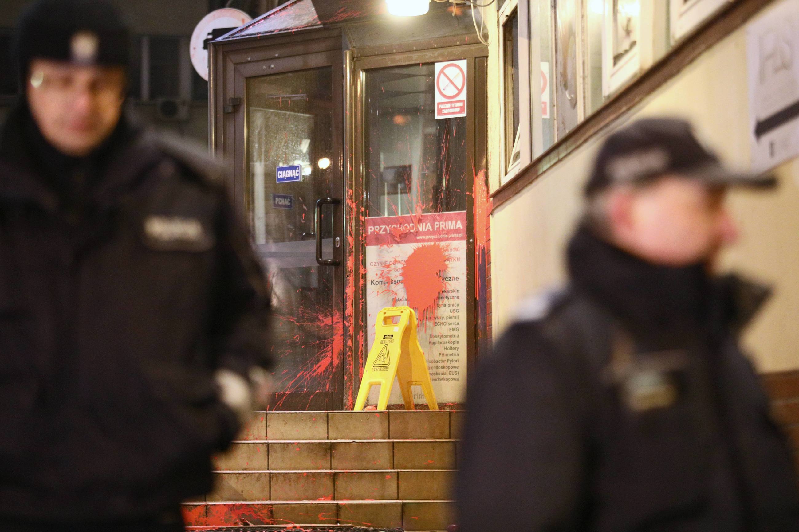 Zniszczone drzwi do siedziby PiS