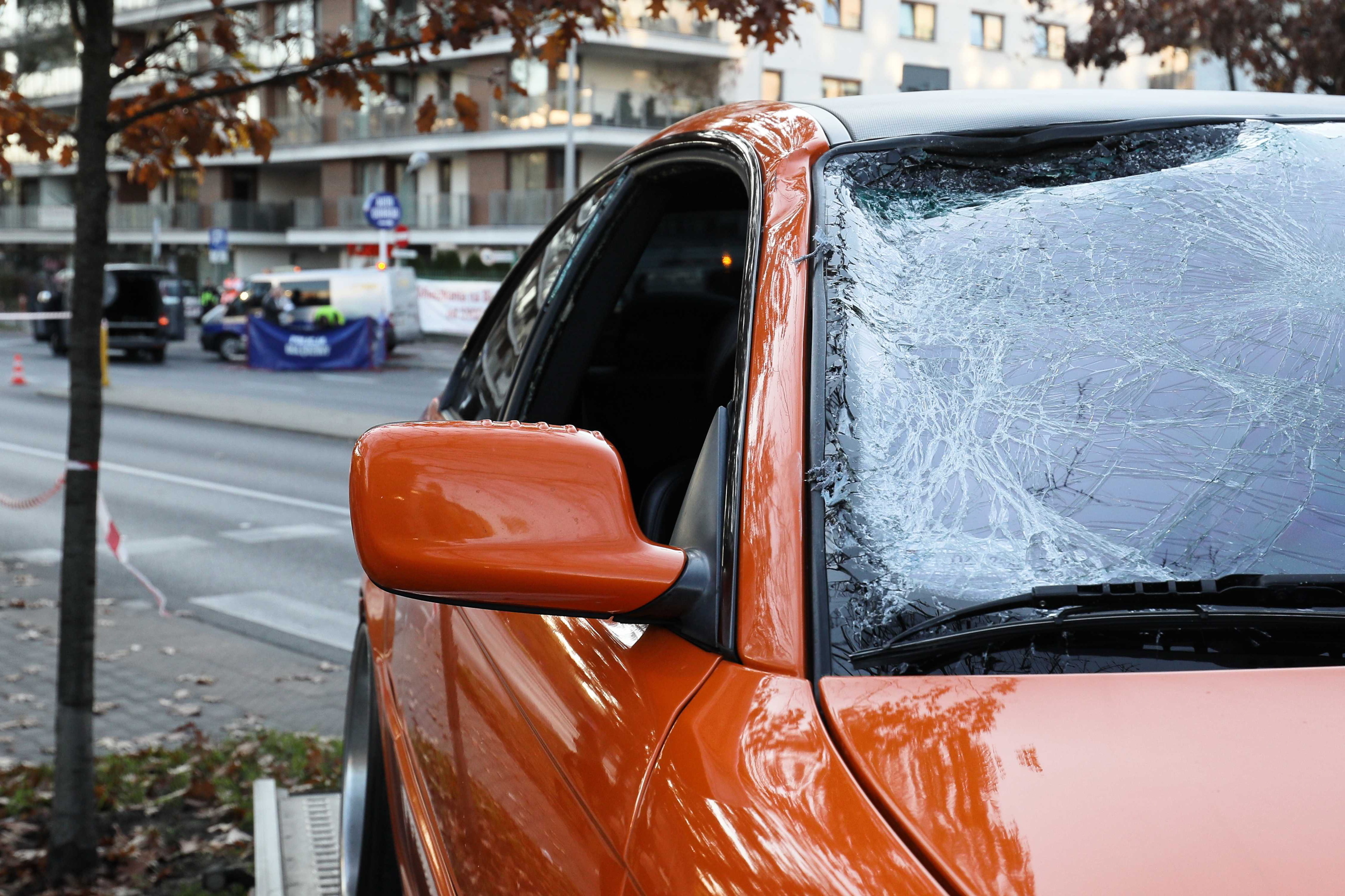 Zniszczony samochód na miejscu, gdzie doszło do śmiertelnego potrącenia mężczyzny przechodzącego przez przejście dla pieszych