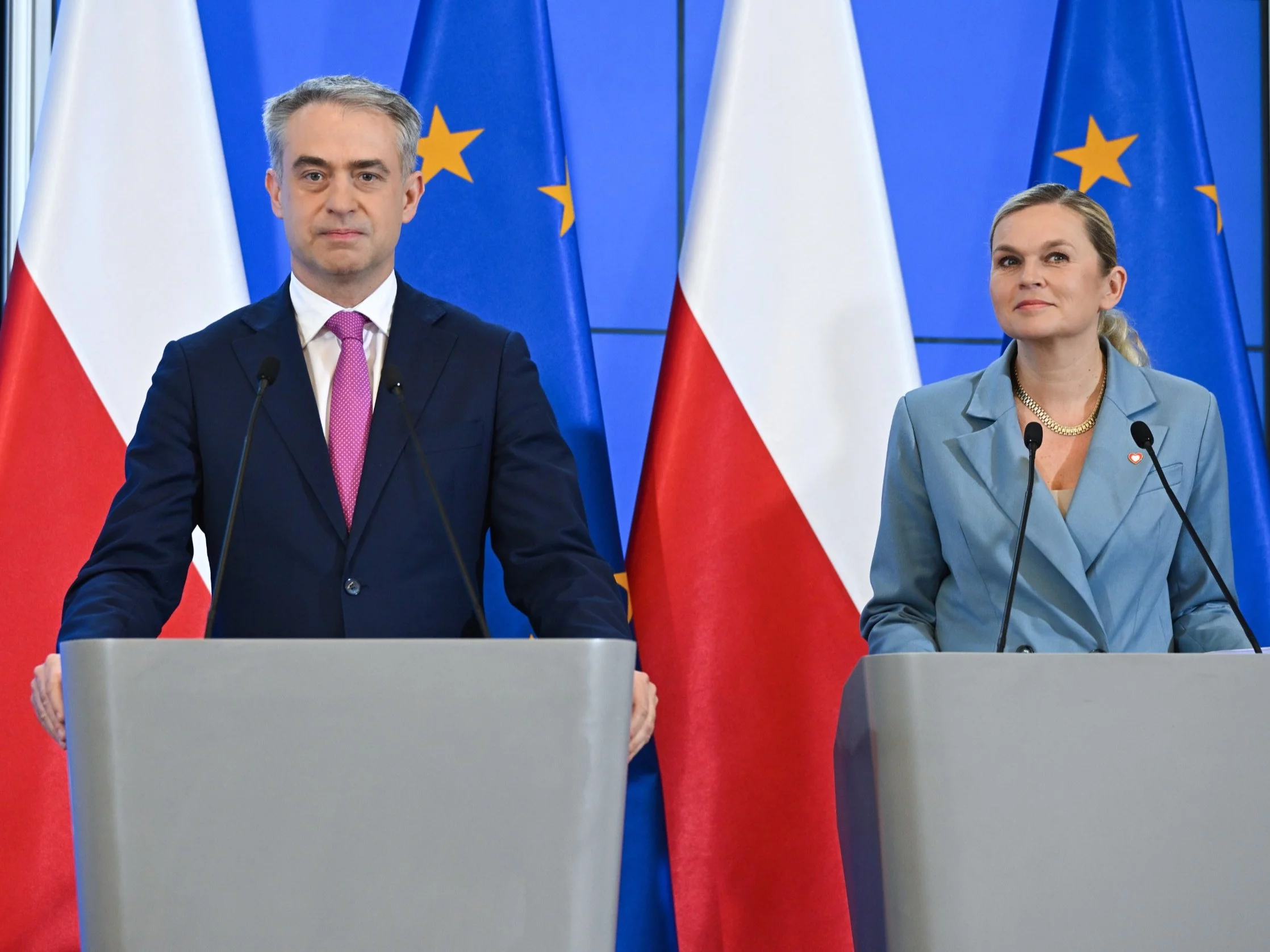 Wicepremier, minister cyfryzacji Krzysztof Gawkowski (L) i minister edukacji Barbara Nowacka
