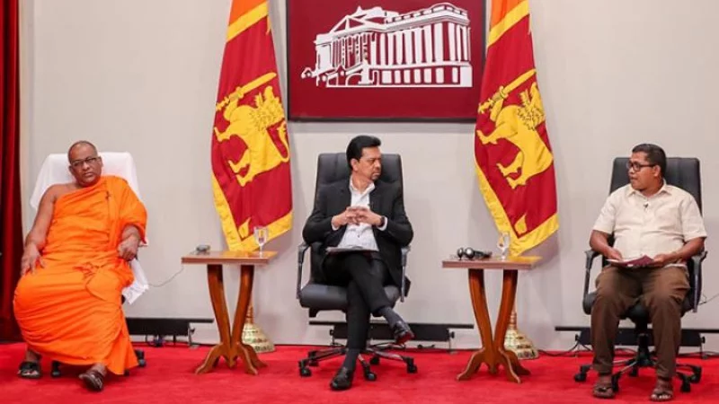 Galagodaththe Gnanasara Thero, z lewej