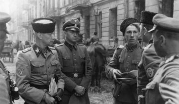 SS-Gruppenführer Heinz Reinefarth (pierwszy od lewej) w czapce „kubance” oraz żołnierze 3 Pułku Kozaków płk. Jakuba Bondarenki – okolice ul. Wolskiej w Warszawie