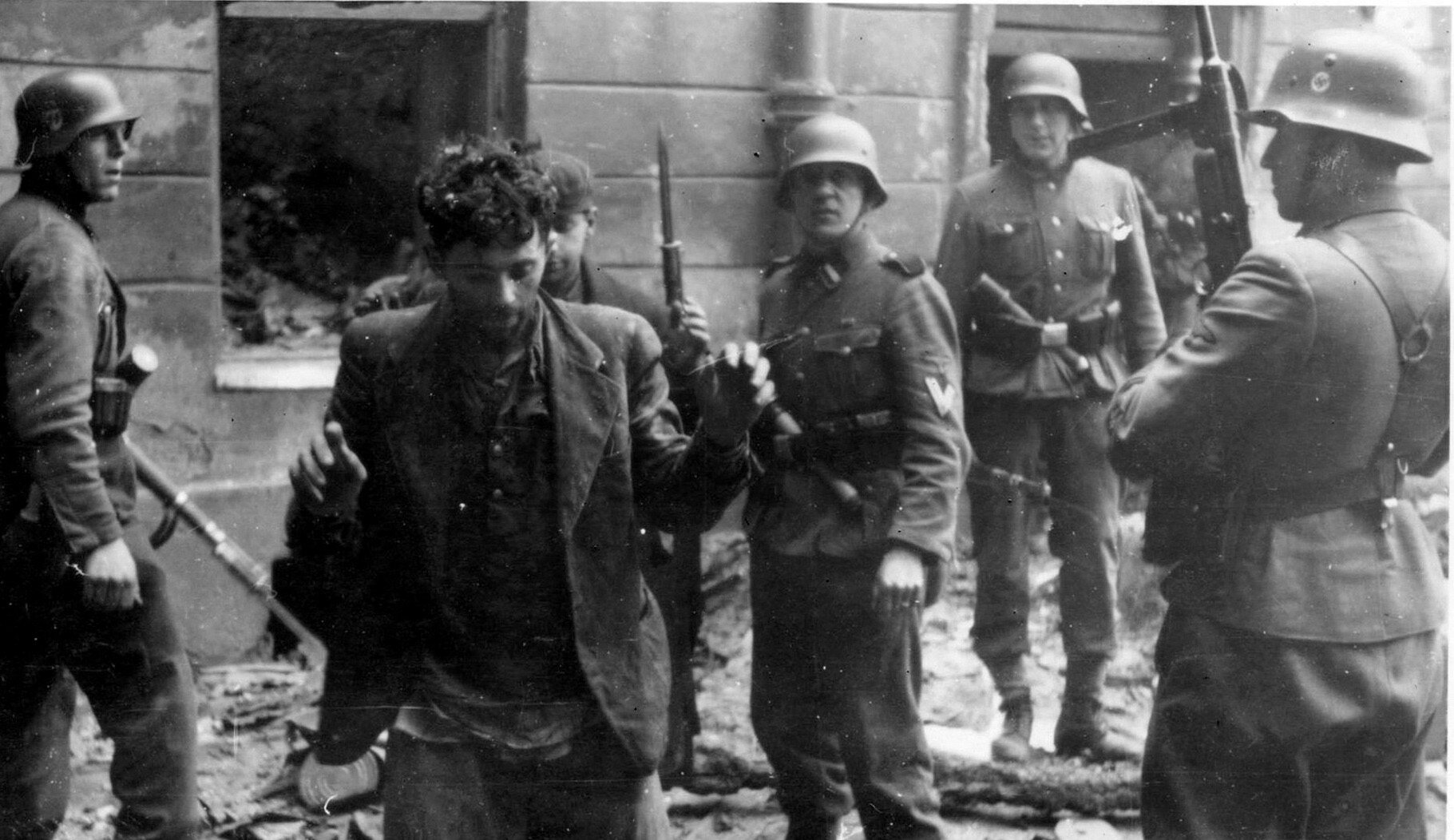 SS-mani ze schwytanymi Żydami, w czasie powstania w warszawskim getcie