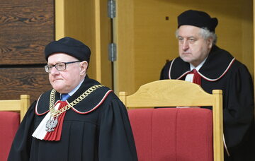 Stanisław Biernat i Andrzej Rzepliński (z tyłu) w Trybunale Konstytucyjnym