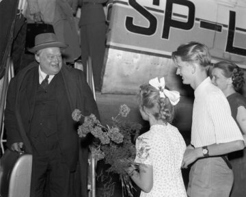 Stanisław Cat-Mackiewicz witany przez rodzinę po powrocie z emigracji; Okęcie, 1956 r.