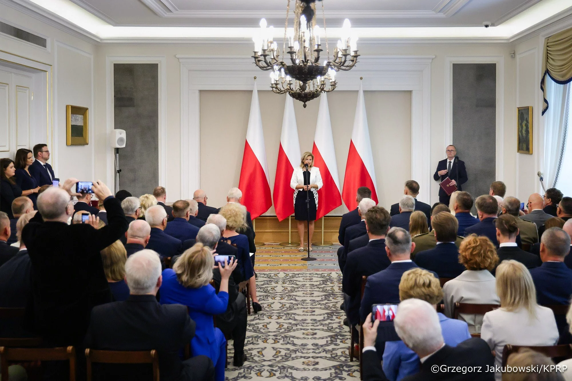 Minister Agnieszka Jędrzak wręczyła odznaczenia prezydenckie