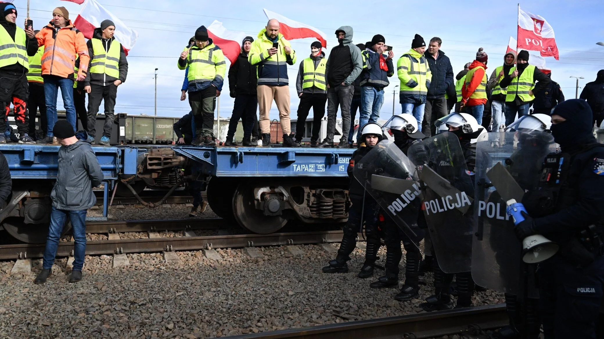 Protest rolników na torach kolejowych przy przejściu granicznym z Ukrainą w Medyce