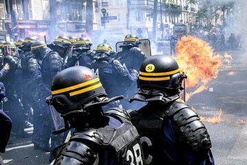 Starcia z policją podczas pierwszomajowych manifestacji w Paryżu