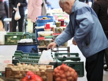 Starszy mężczyzna robi zakupy na bazarze
