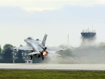 Start samolotu F-16, zdjęcie ilustracyjne