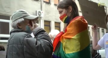 Staruszka ucałowała stopy aktywistce LGBT