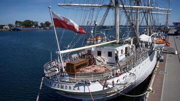 Statek-muzeum „Dar Pomorza” zacumowany przy Skwerze Kościuszki w Gdyni