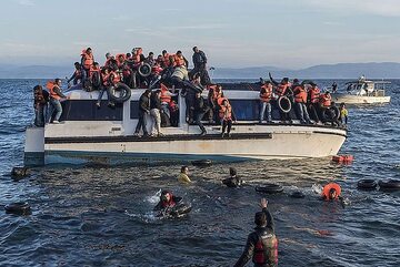 Statek z imigrantami na Morzu Śródziemnym