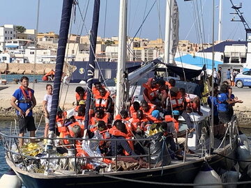 Statek z migrantami na Lampedusie