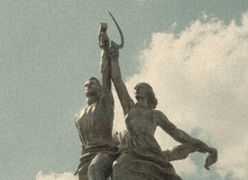 Statua przedstawiająca mężczyznę i kobietę trzymających sierp i młot