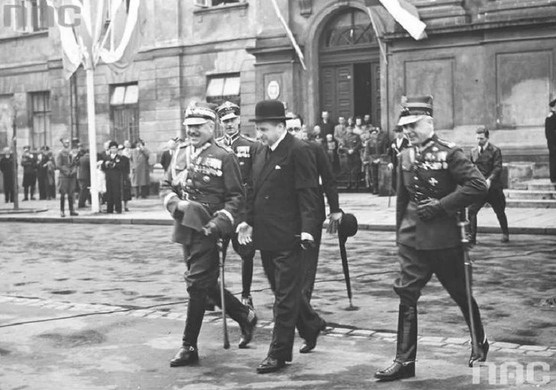 Od lewej: Henryk Krok-Paszkowski, Stefan Starzyński, Stanisław Machowicz podczas Święta Niepodległości Polski 15 sierpnia 1939 w Warszawie.