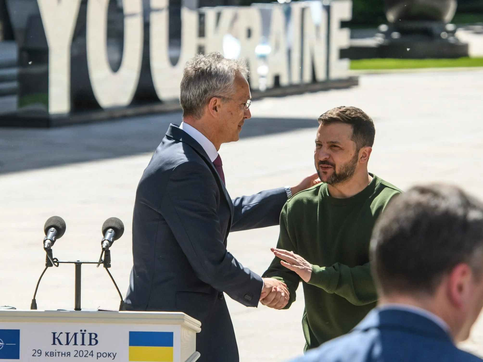 Jens Stoltenberg i Wołodymyr Zełenski w Kijowie