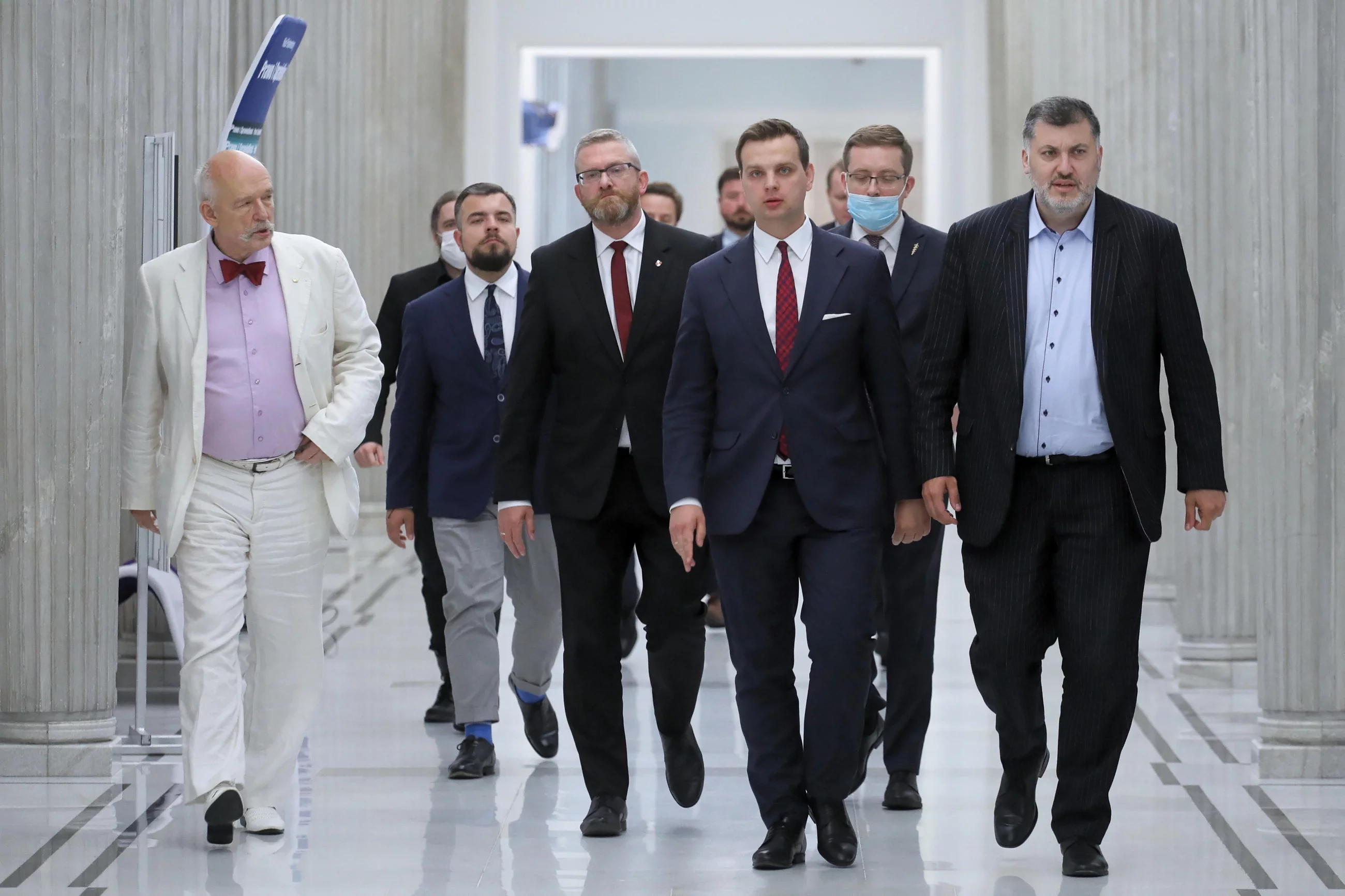 Posłowie Konfederacji na korytarzu w Sejmie. 16.06. 2021.