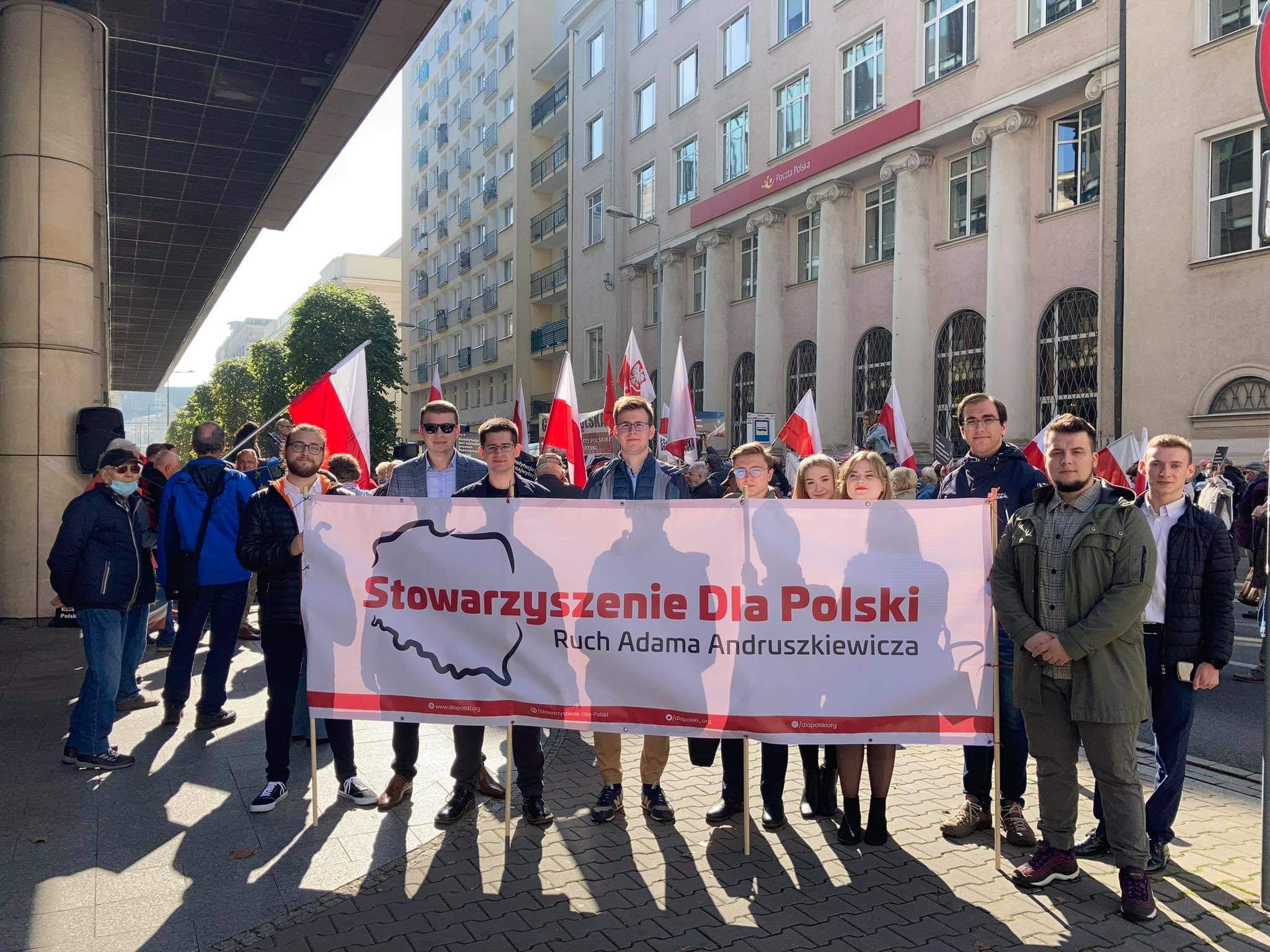 Członkowie stowarzyszenia "Dla Polski" na manifestacji w Warszawie