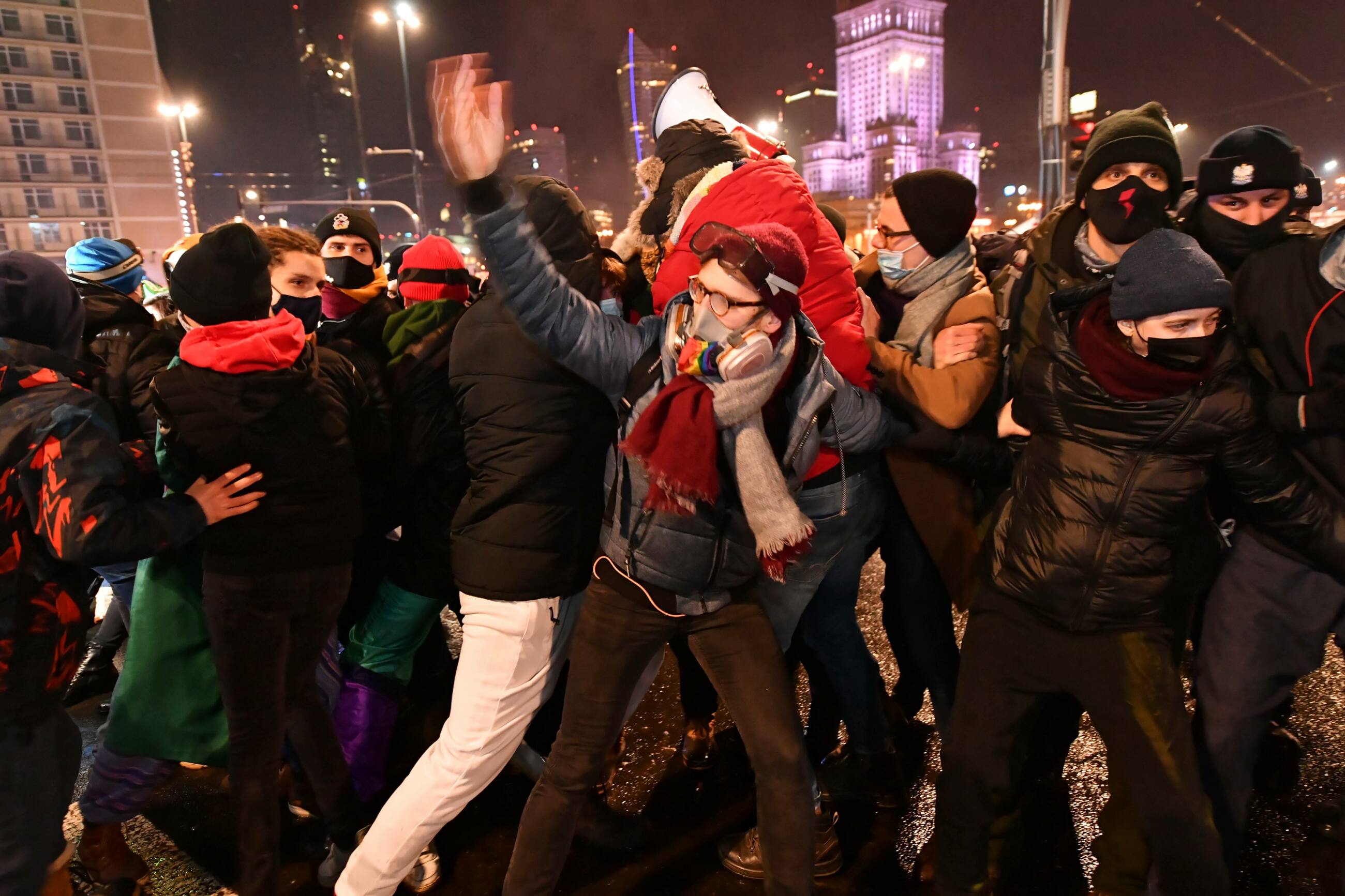 Protest na rondzie Dmowskiego w stolicy, 20. bm. pod hasłem #OtwarcieSezonu, zorganizowany przez Warszawski Strajk Kobiet, ze wsparciem Ogólnopolskiego Strajku Kobiet.