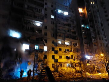 Strażacy podczas akcji gaszenia ostrzelanego budynku w Kijowie