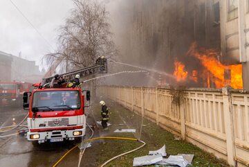 Strażacy podczas gaszenia pożaru w Charkowie po rosyjskim ostrzale
