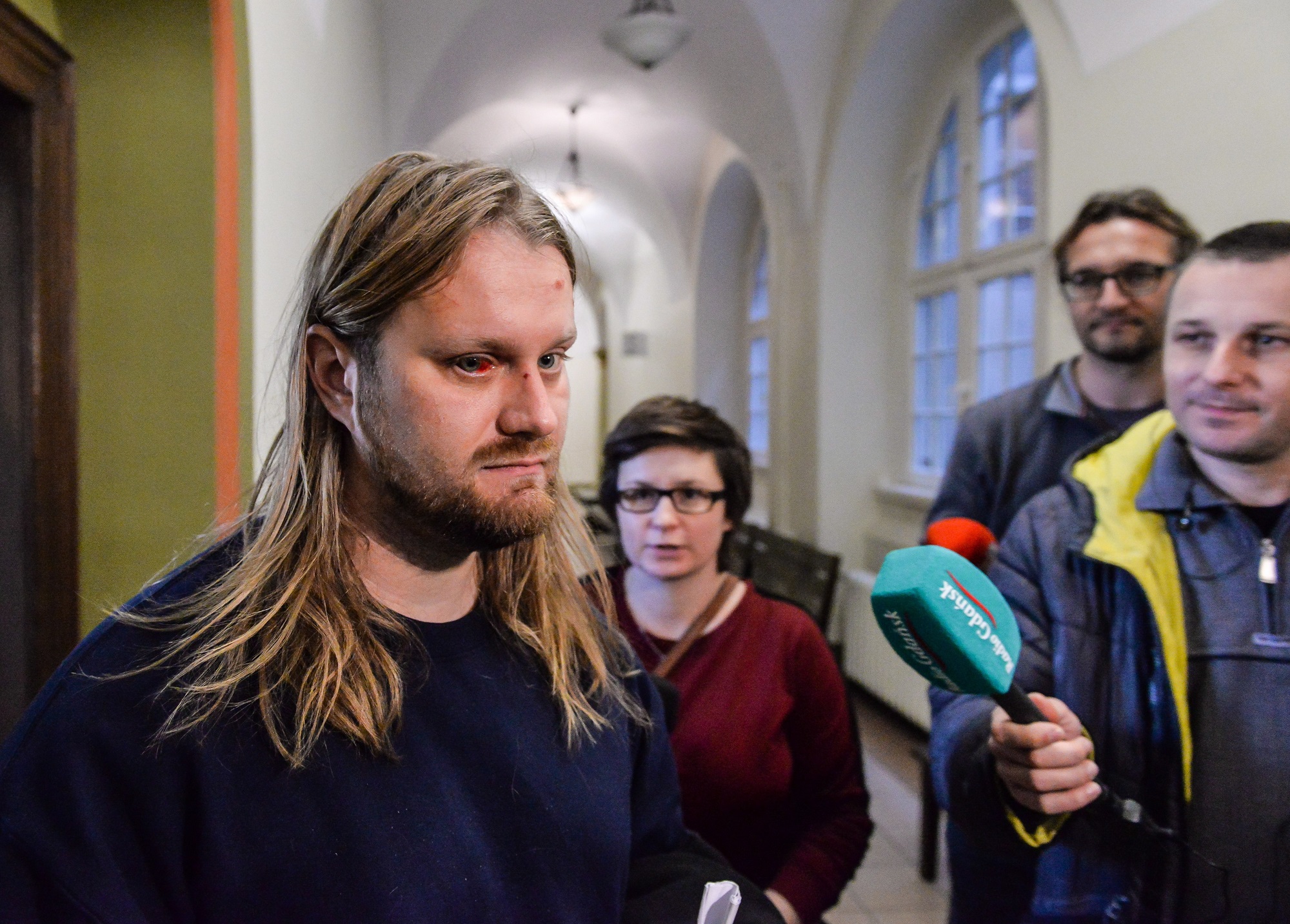 Stsiapan Svidzerski rozmawia z dziennikarzami w Sądzie Rejonowym Gdańsk-Południe