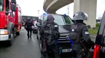 Strzelanina na lotnisku Orly pod Paryżem