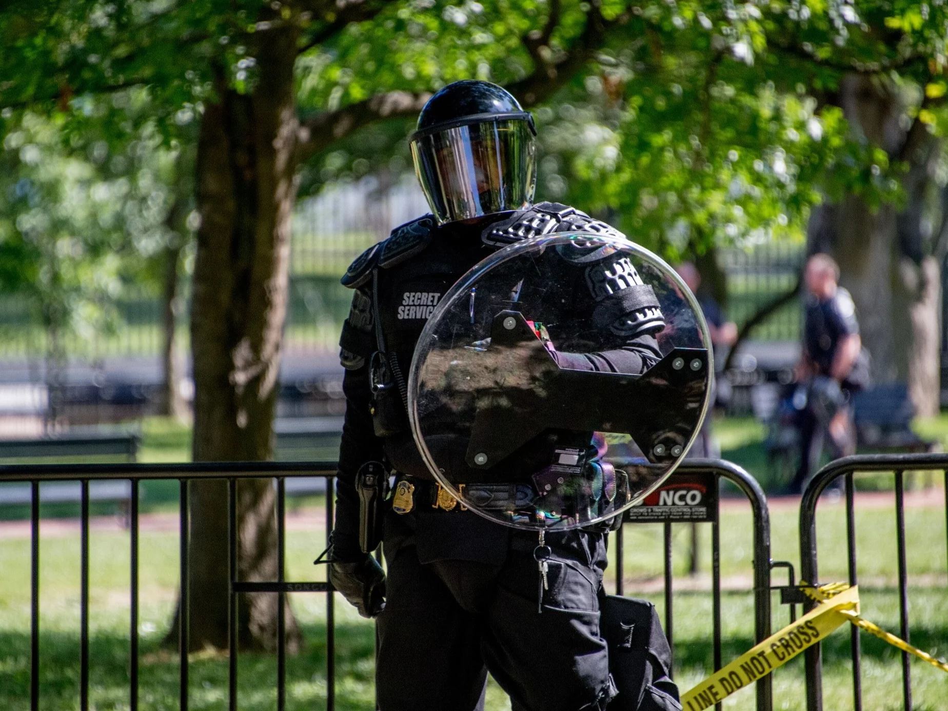 Uzbrojony agent Secret Service przed Białym Domem