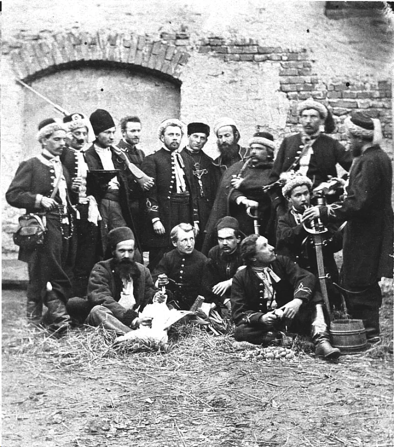 Żuawi śmierci w 1863 roku. Od lewej Franciszek Rochebrun, Borgio, Piekrzewski, Gieżyński, Postalski, ks. Kacper Grzywaczewski, Łasienicki, Raszewski, chorąży Ludomir Cywiński, Emil Ferdynand Czaderski; siedzą: lekarz Kulczycki, nierozpoznani