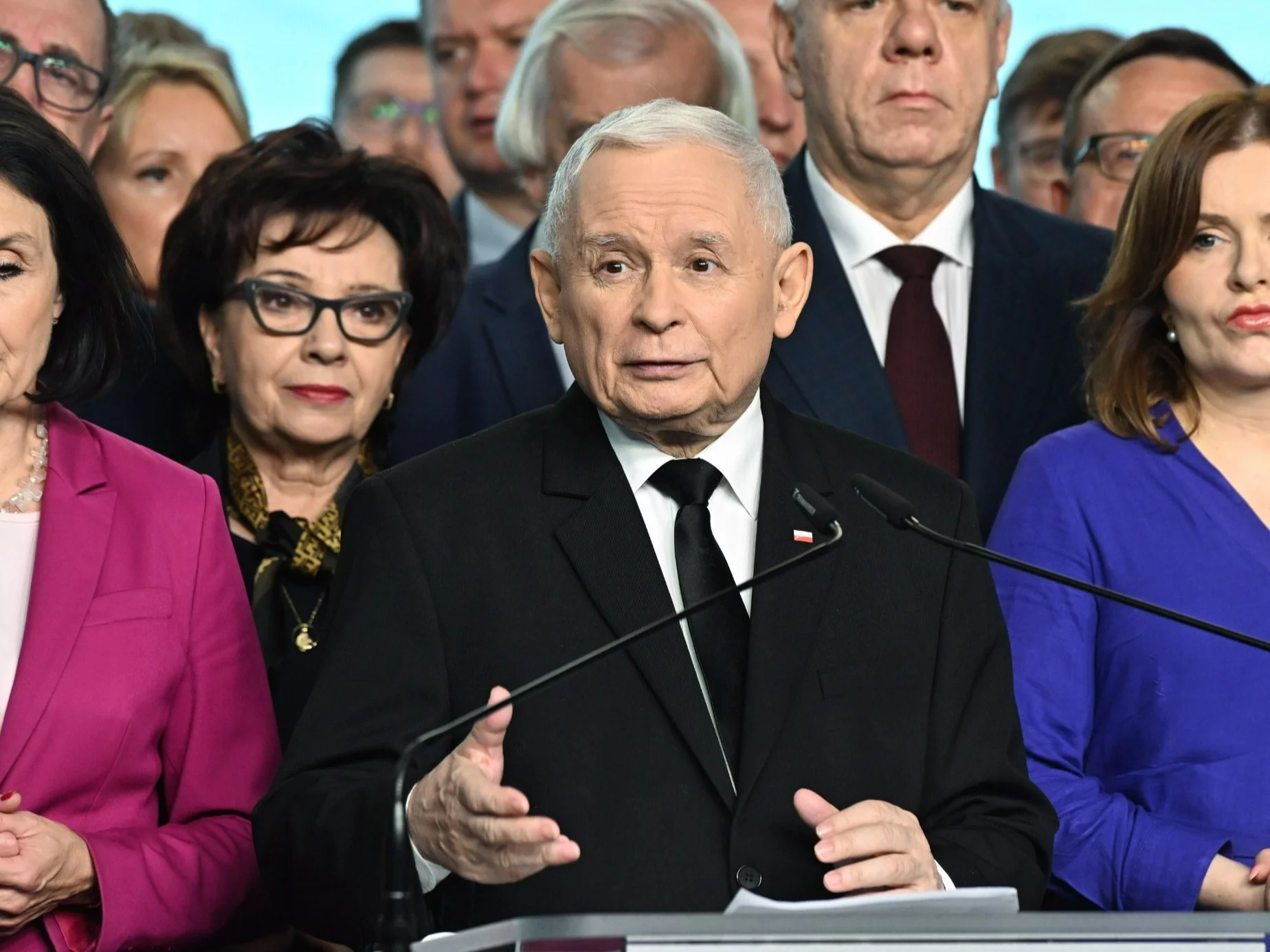 Jarosław Kaczyński w otoczeniu polityków PiS