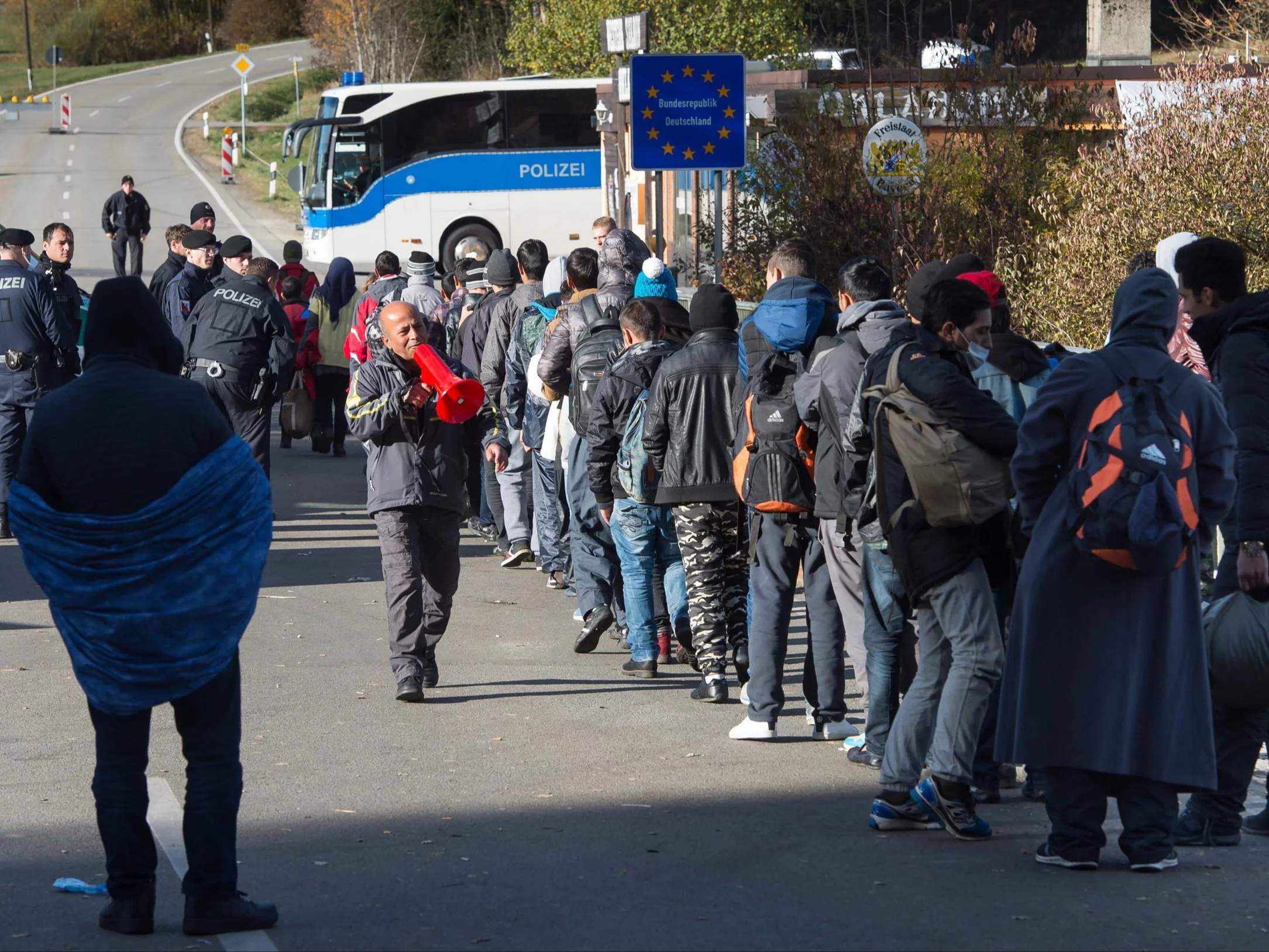 Imigranci na granicy Austrii i Niemiec