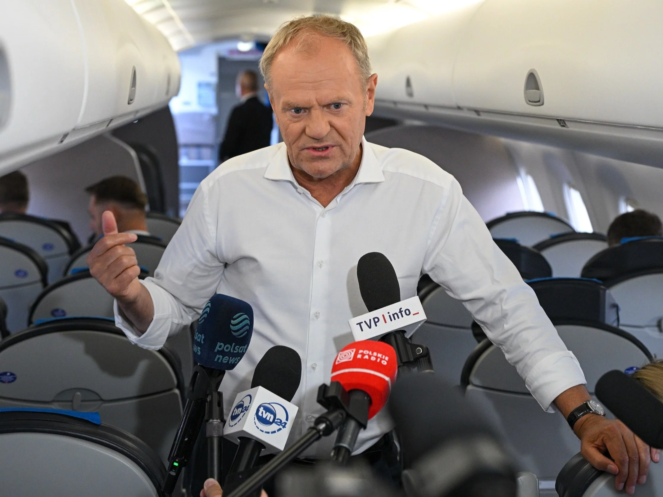 Premier Donald Tusk rozmawia z dziennikarzami