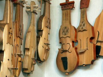 Suka biłgorajska (nz) to unikalny instrument smyczkowy, z pudłem rezonansowym przypominającym skrzypce, mający trzy lub cztery struny