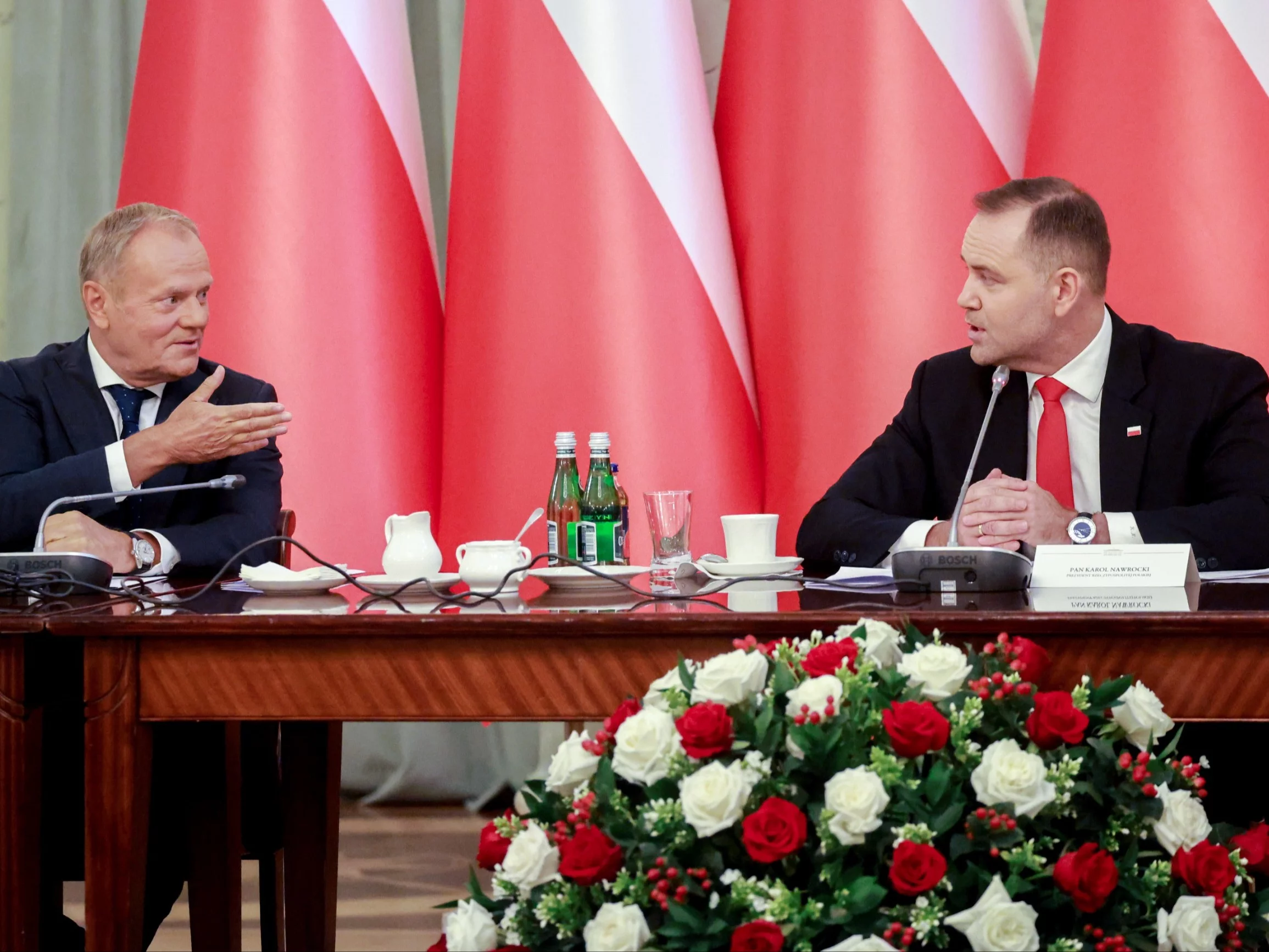 Premier Donald Tusk i prezydent Karol Nawrocki podczas posiedzenia Rady Gabinetowej