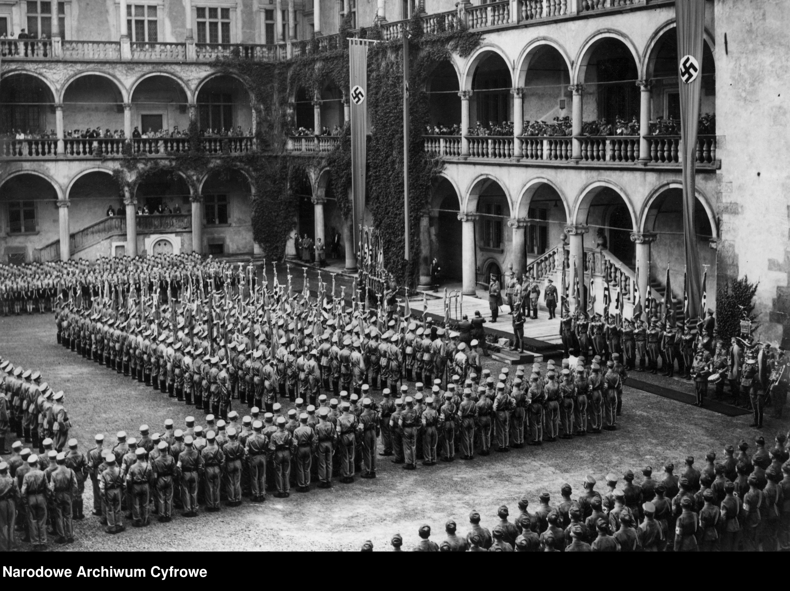 Obchody II rocznicy działalności NSDAP w Generalnym Gubernatorstwie. Niemcy na Wawelu