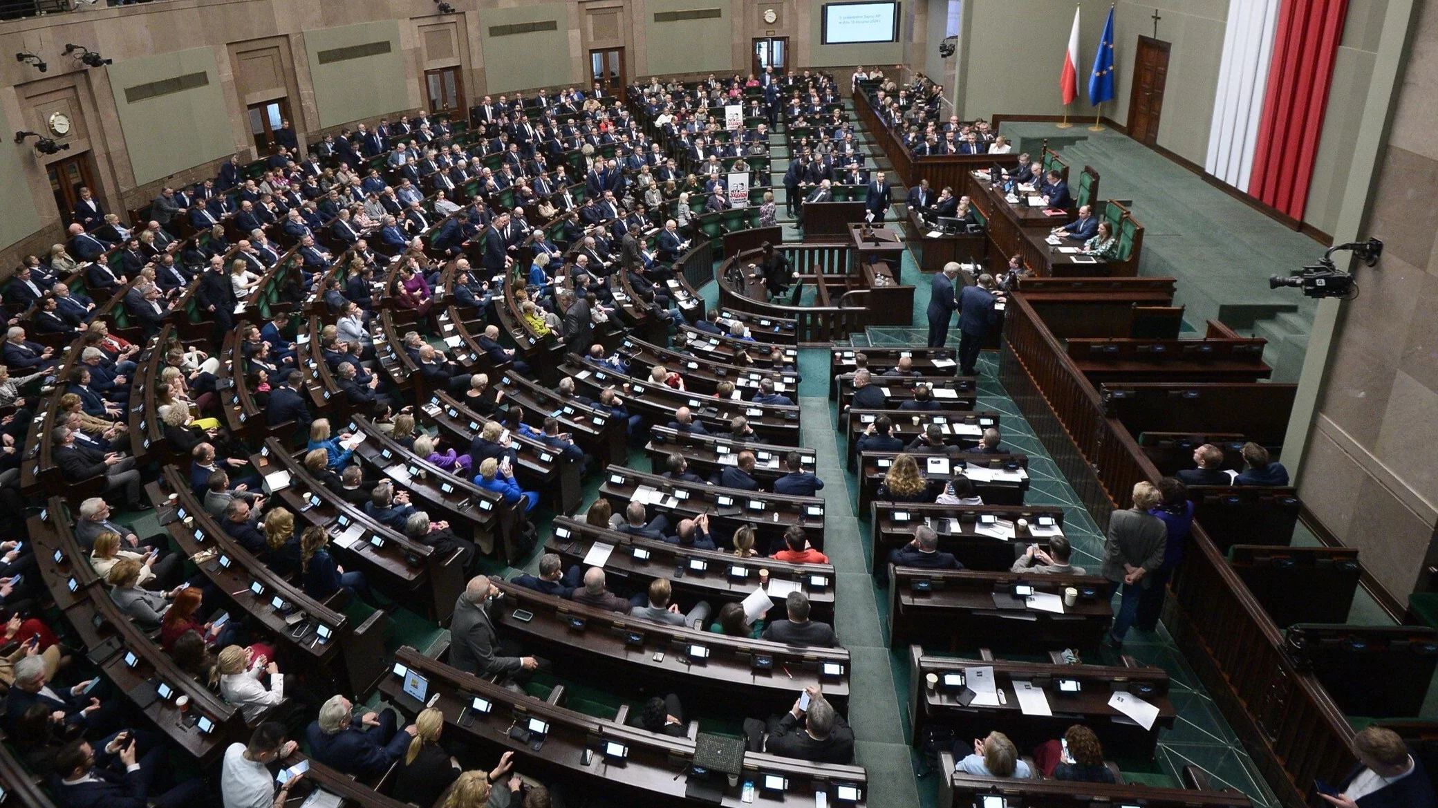 Posłowie na sali obrad Sejmu w Warszawie