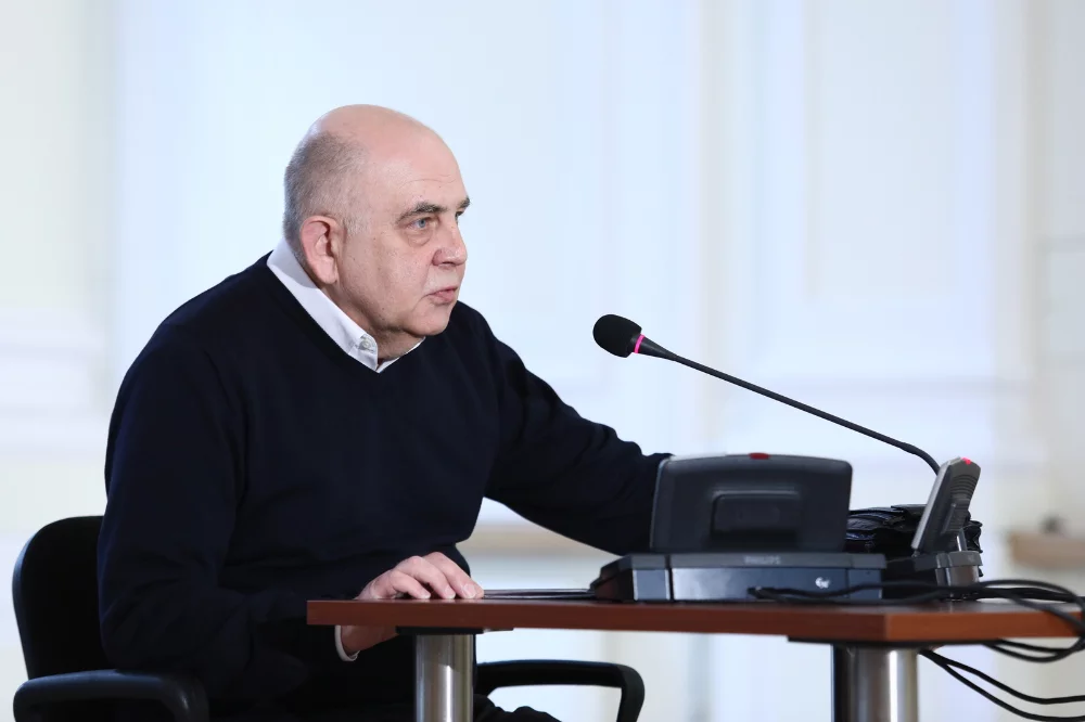 Mieszkaniec kamienicy przy Schroegera 72 Marek Pogorzelski podczas przesłuchania przed komisją weryfikacyjną ds. reprywatyzacji w siedzibie Prokuratury Krajowej w Warszawie.