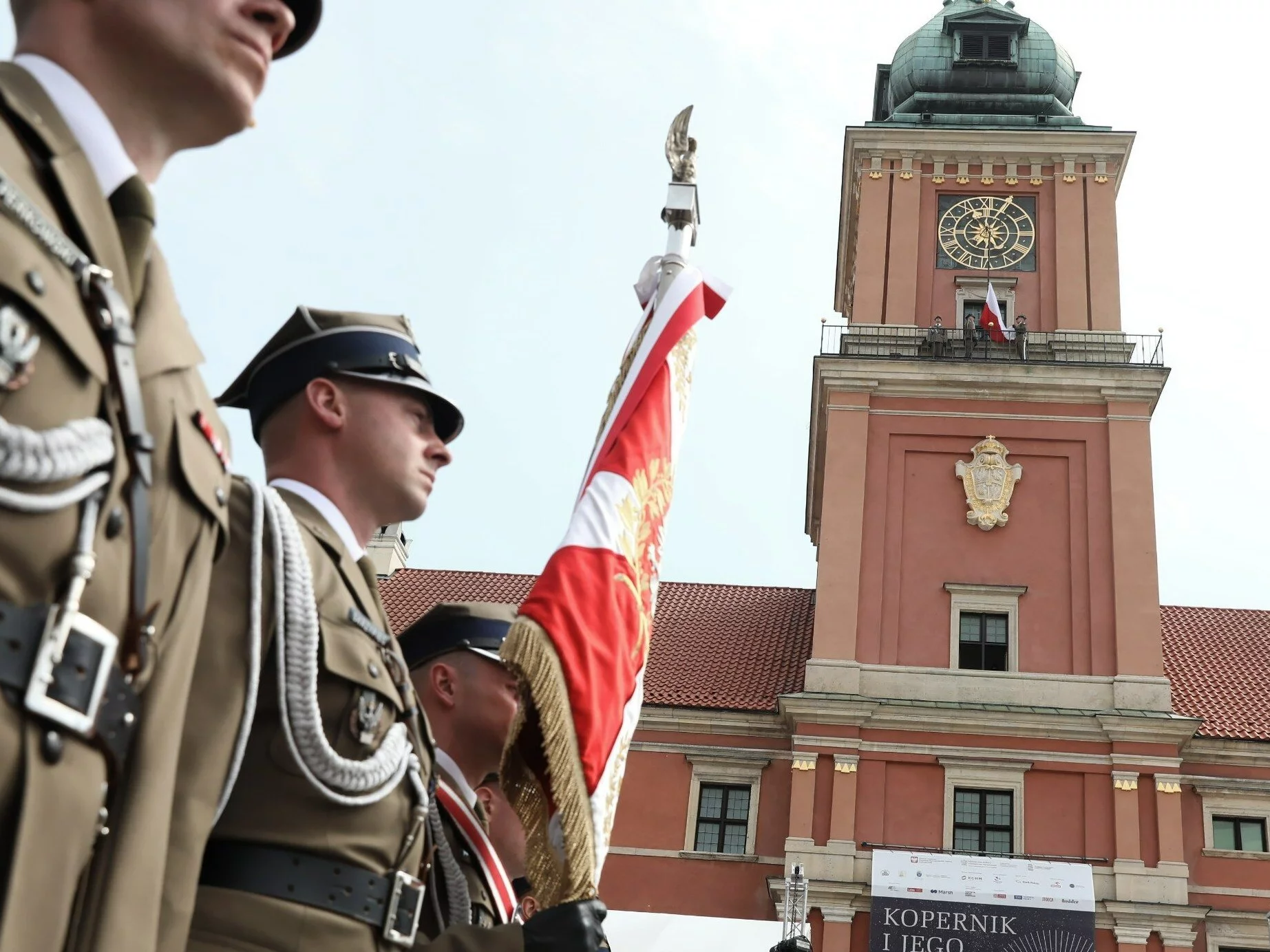 Uroczystość podniesienia flagi państwowej na Wieży Zegarowej Zamku Królewskiego w Warszawie