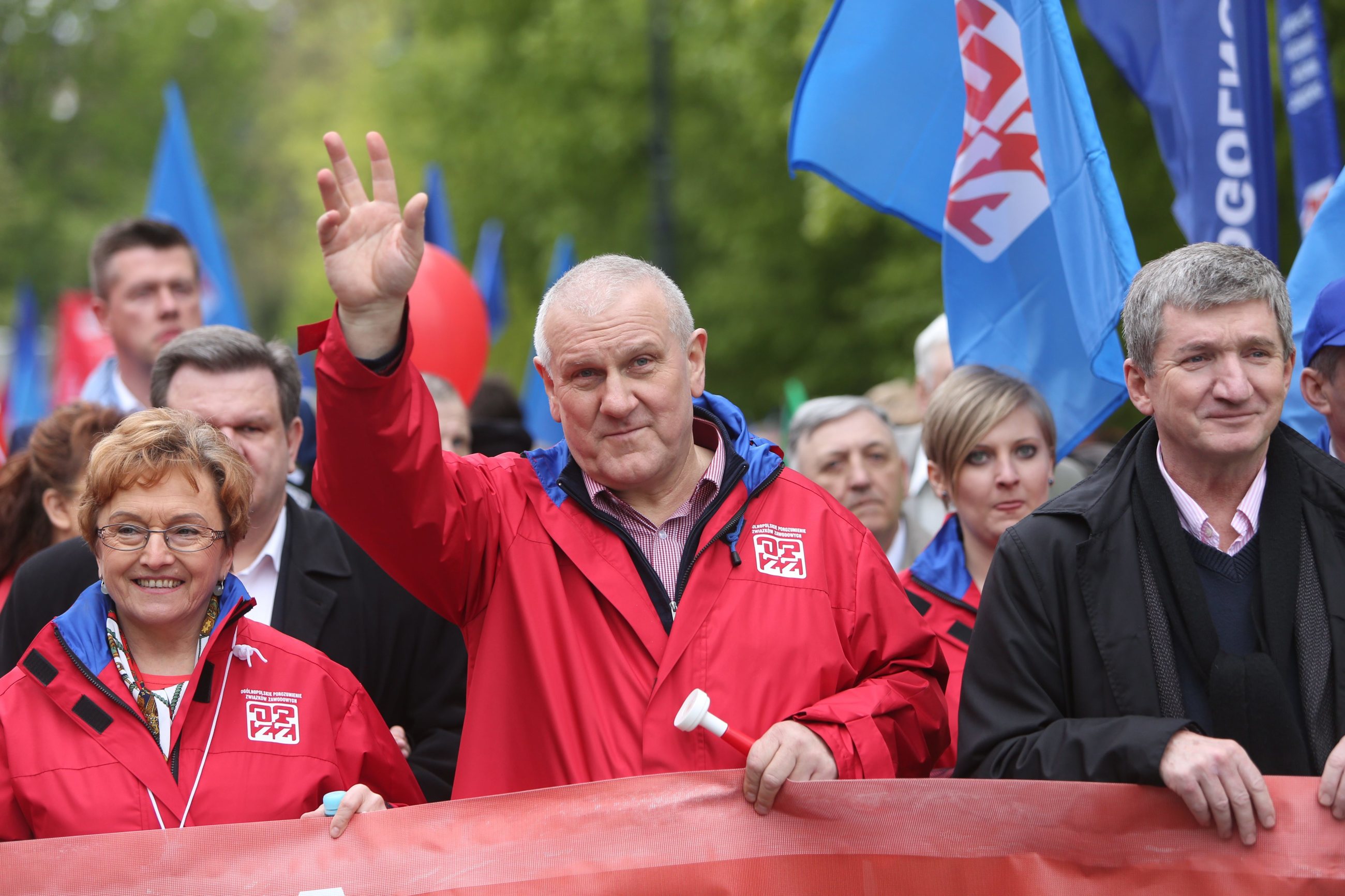 Przewodniczący OPZZ Jan Guz (C), wiceprzewodniczący SLD Jerzy Wenderlich (P) i wiceprzewodnicząca OPZZ Wiesława Taranowska (L)