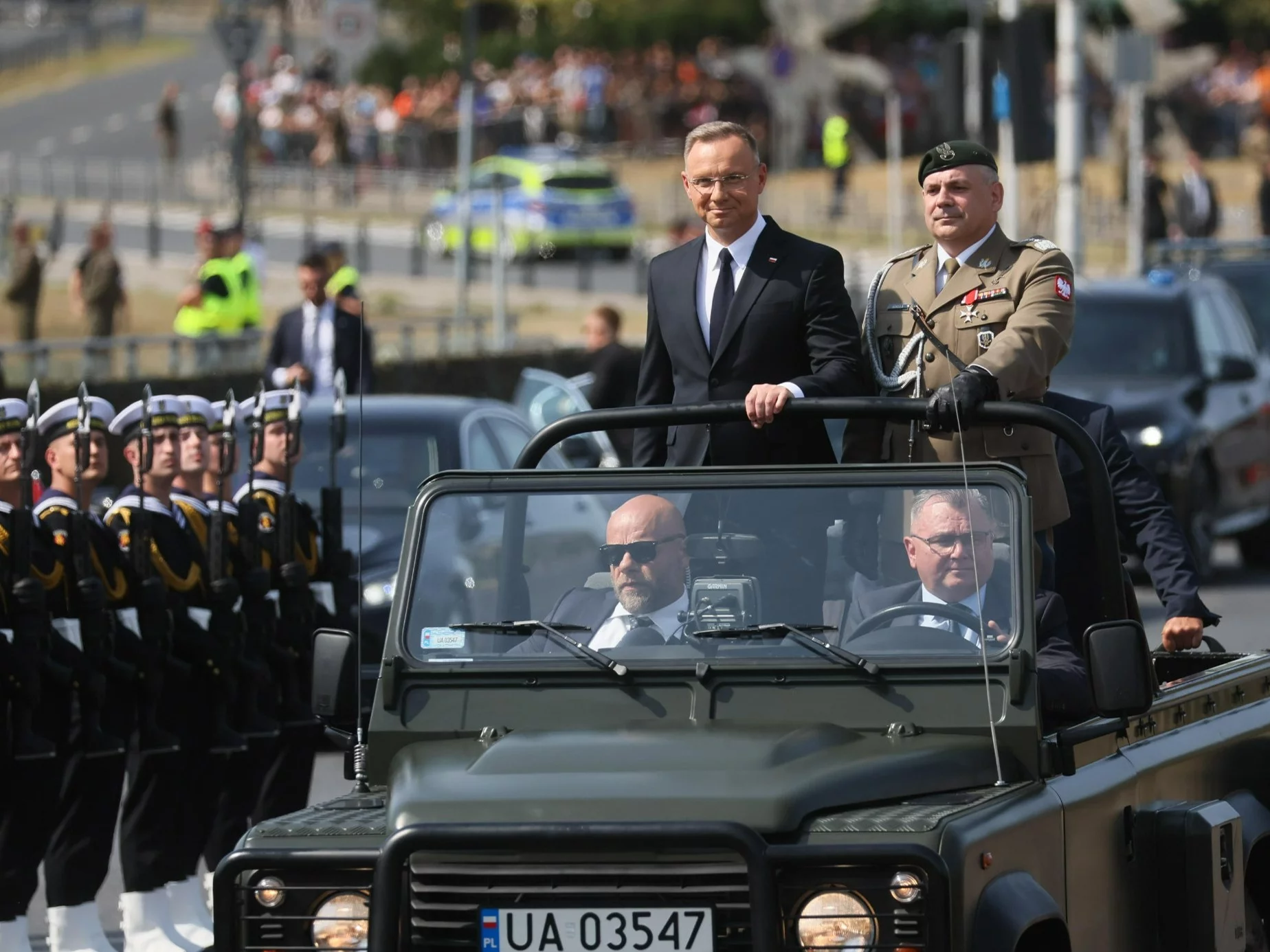 Prezydent RP Andrzej Duda (L) i szef Sztabu Generalnego Wojska Polskiego gen. Wiesław Kukuła (P) podczas przejazdu na czele defilady z okazji Święta Wojska Polskiego 2024